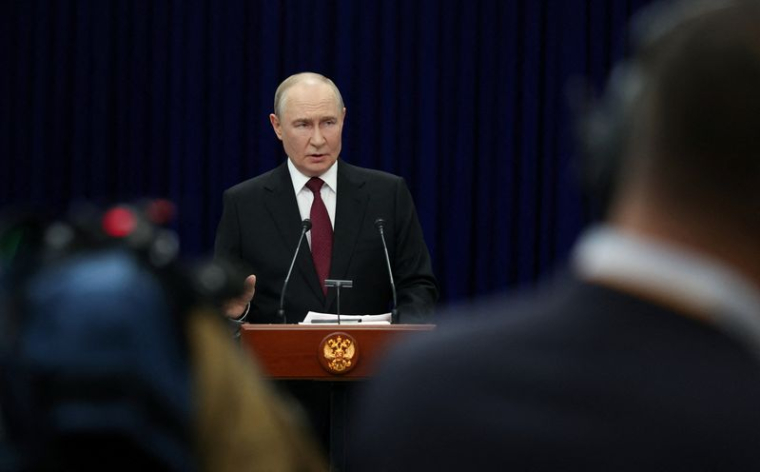 Le président russe Poutine s'adresse aux médias à l'issue du sommet de l'OCS à Bichkek