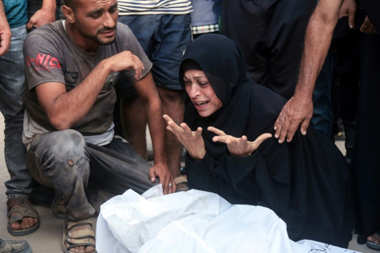 Une Palestinienne pleure près du corps d'un proche tué près d'un centre d'aide humanitaire dans le secteur d'Al-Tina, à Khan Younès, dans le sud de la bande de Gaza, à l’hôpital Nasser, le 19 juillet 2025 ( AFP / - )