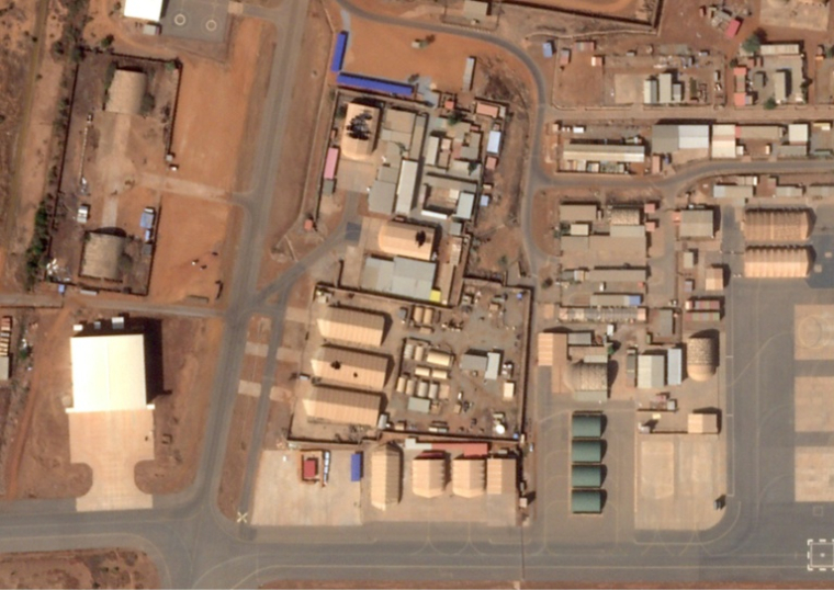 Photo satellite fournie par 2026 Planet Labs PBC le 29 janvier 2026, montrant l'aéroport de Niamey, au Niger, où des dégâts sont visibles sur les toits de hangars ( 2026 Planet Labs PBC / - )