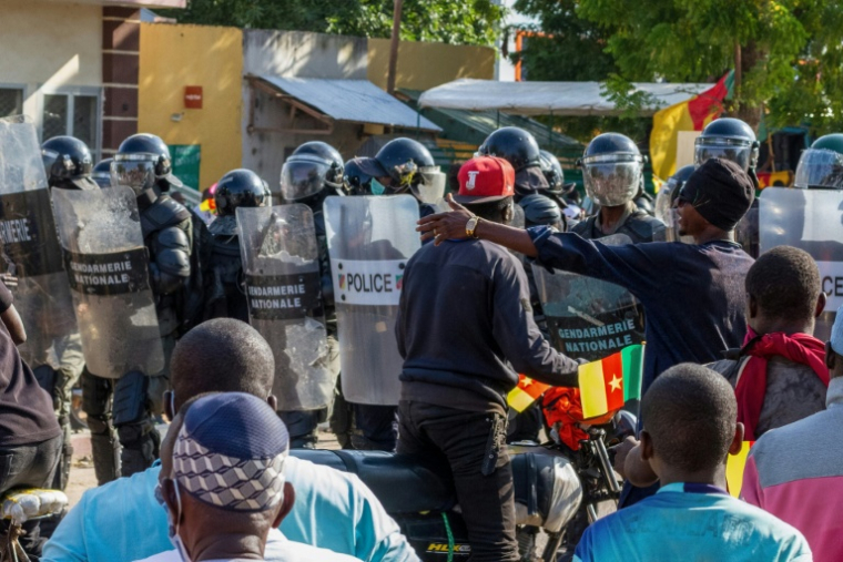 Des manifestants devant les forces de sécurité à Garoua (Cameroun), avant la publication des résultats de la présidentielle, le 26 octobre 2025 ( AFP / - )