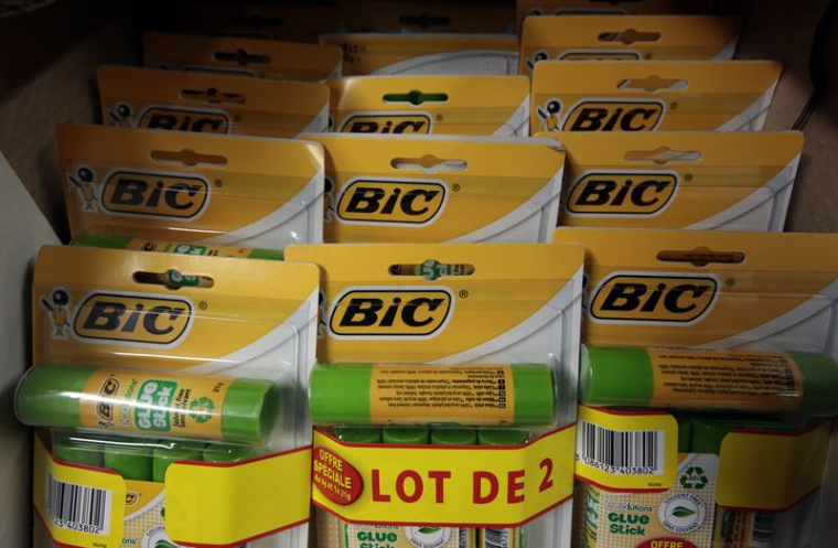Des bâtons de colle fabriquées par BIC dans un supermarché de Nice