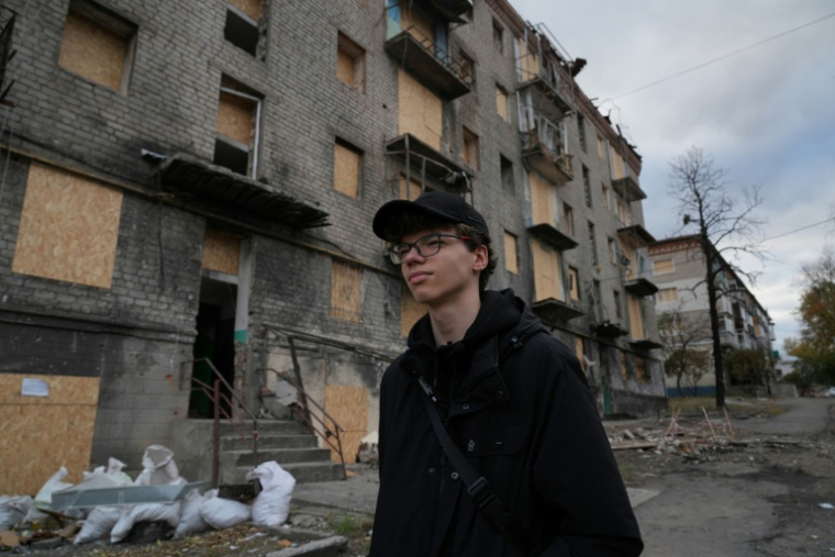 L'Ukrainien Bohdan Levchykov, 15 ans, à Balakliia dans la région de Kharkiv (est), le 13 octobre 2025 ( AFP / OLEKSII FILIPPOV )