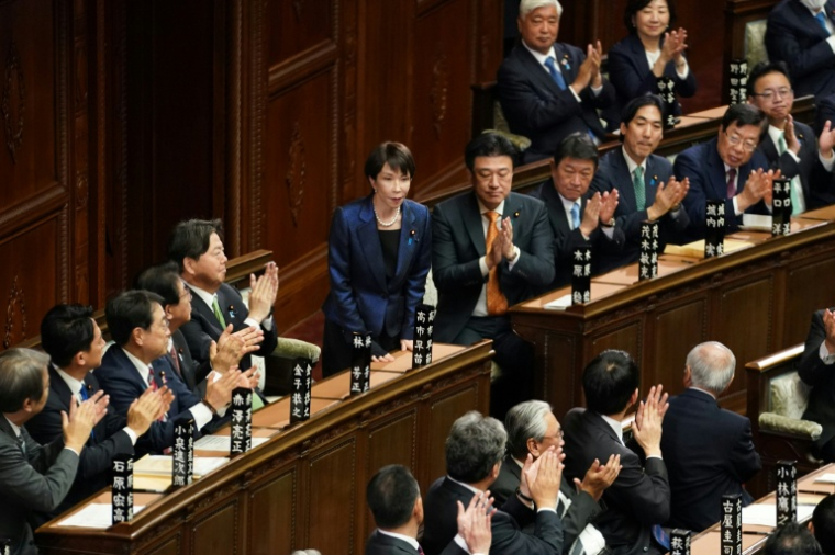 Sanae Takaichi (C) à la chambre basse du Parlement japonais après sa reconduction en tant que Première ministre, le 18 février 2026 à Tokyo ( AFP / Kazuhiro NOGI )