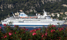 Le Delphin, navire de croisière de 150 mètres battant pavillon des Bahamas, mouille le 29 septembre 2010 dans la baie de Villefranche-sur-Mer dans les Alpes-Maritimes ( AFP / VALERY HACHE )