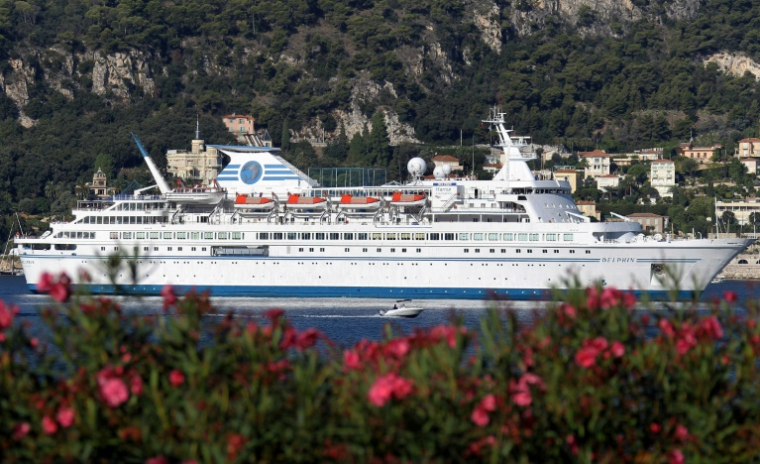 Le Delphin, navire de croisière de 150 mètres battant pavillon des Bahamas, mouille le 29 septembre 2010 dans la baie de Villefranche-sur-Mer dans les Alpes-Maritimes ( AFP / VALERY HACHE )