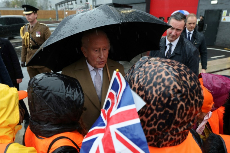 Charles III discute avec des écoliers lors d'une visite pour l'ouverture officielle d'un dépôt de métros à Taff’s Well au pays de Galles (Royaume-Uni), le 14 novembre 2025 ( POOL / Adrian DENNIS )