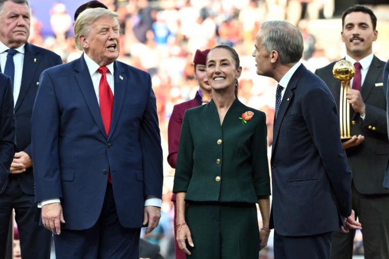 Donald Trump (à gauche) s'entretient avec Mark Carney (à droite), en présence de la présidente mexicaine Claudia Sheinbaum lors de la cérémonie de présentation de la finale de la Coupe du monde de football 2026 à dans le New Jersey, le 19 juillet 2026 ( AFP / Mandel NGAN )