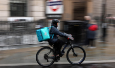 Un livreur de la société Deliveroo dans les rues de Londres, le 10 novembre 2023 ( AFP / DANIEL LEAL )