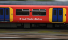 Un train de la compagnie ferroviaire South Western Railway à la gare de Clapham Junction, à Londres, le 20 mai 2021 ( AFP / Daniel LEAL )