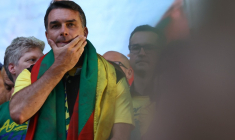 Flavio Bolsonaro participe à un rassemblement de campagne, le 14 octobre 2026 à Porto Alegre au Brésil ( AFP / SILVIO AVILA )