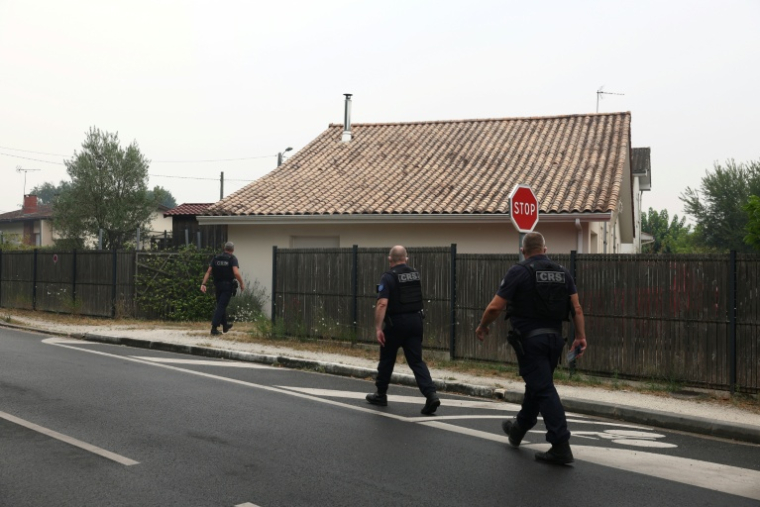 Des CRS en patrouille dans la commune de Saint-Médard-en-Jalles, près de Bordeaux, où un ordre d'évacuation a été émis en raison des feux de forêts, le 25 juillet 2026  ( AFP / ROMAIN PERROCHEAU )