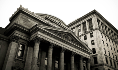 Pour le moment, le marché ne croit pas à une contagion généralisée sur le système bancaire : si c'était le cas, le marché actions serait descendu beaucoup plus bas et aurait baissé beaucoup plus vite. (crédit : Etienne Martin / Unsplash)