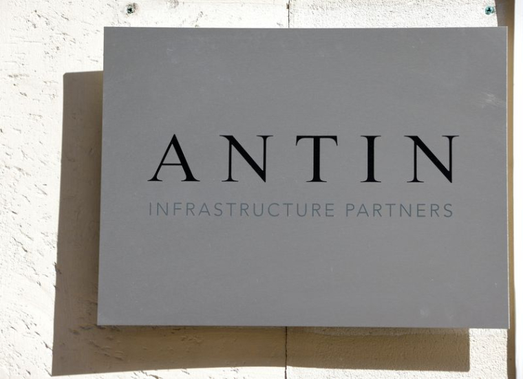 Le logo d'Antin Infrastructure Partners devant les bureaux de l'entreprise à Paris