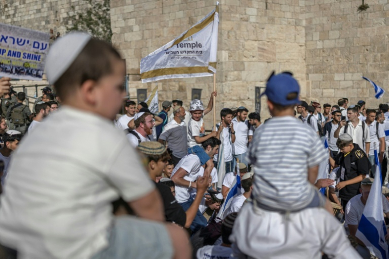 Des colons israéliens rassemblés à la porte de Damas, lors du défilé de la Journée de Jérusalem, le 14 mai 2026 ( AFP / ilia YEFIMOVICH )