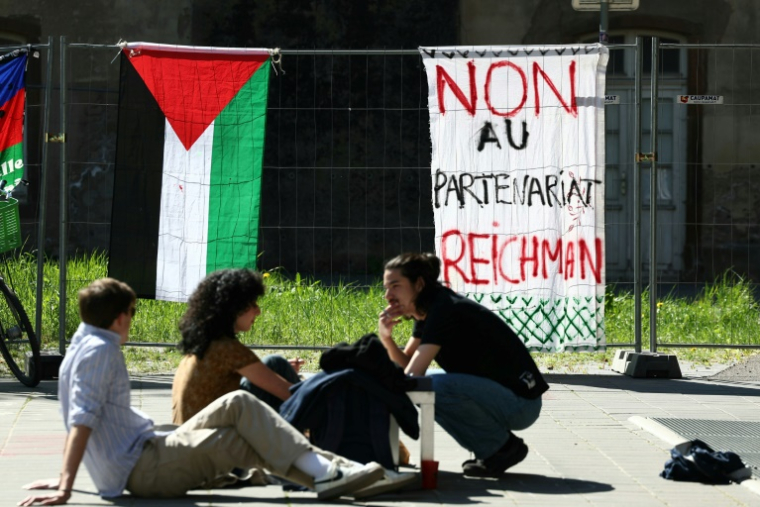 Des étudiants bloquent l'entrée de Sciences Po Strasbourg pour protester contre la décision du Conseil d'administration de leur école de maintenir un partenariat avec une université israélienne, le 9 avril 2025 à Strasbourg ( AFP / Frederick FLORIN )