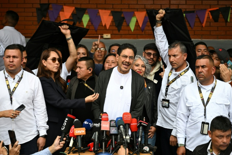 Le candidat à la présidentielle du parti de gauche au pouvoir Ivan Cepeda, s'exprime après avoir voté dans un bureau de vote lors de l'élection présidentielle à Bogota, le 31 mai 2026 ( AFP / Raul ARBOLEDA )