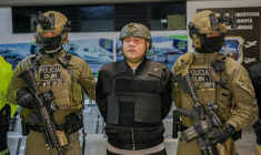 Photo retouchée à la source pour dissimuler l'identité des agents, diffusée par le service de presse de la Police nationale colombienne, montrant Andres Felipe Marin Silva, dit "Pipe Tulua", escorté avant son extradition vers les États-Unis à Bogota le 3 février 2026 ( Colombian National Police / PRENSA POLICIA NACIONAL )