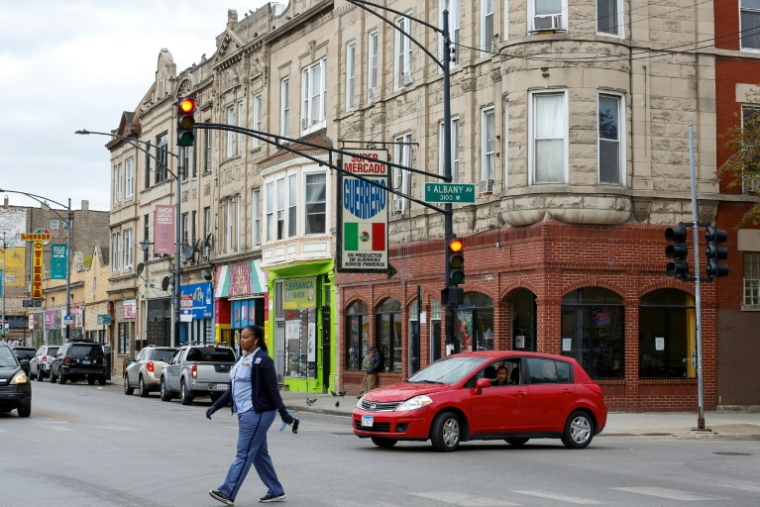 Un supermarché avec un drapeau mexicain dans le quartier hispanique de Little Village à Chicago, le 11 octobre 2025 dans l'Illinois ( AFP / OCTAVIO JONES )