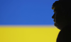 Une illustration montre un modèle miniature de Donald Trump imprimé en 3D et le drapeau ukrainien