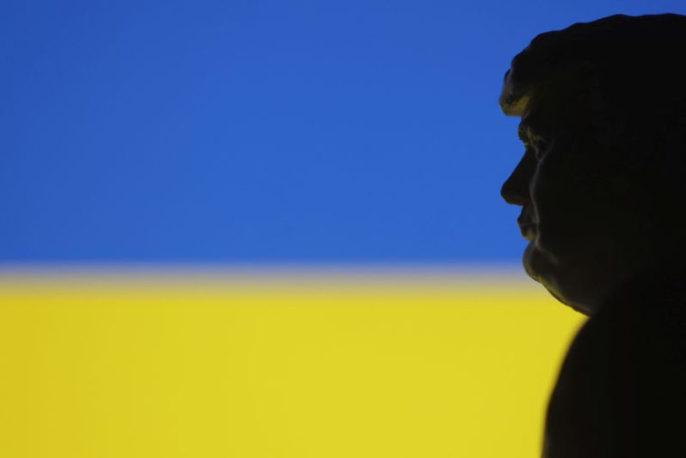 Une illustration montre un modèle miniature de Donald Trump imprimé en 3D et le drapeau ukrainien