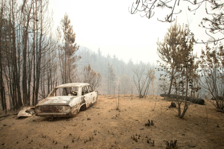 Une voiture calcinée est visible dans une zone touchée par un incendie de forêt à El Hoyo, dans la région patagonienne de la province de Chubut, en Argentine, le 7 janvier 2026 ( AFP / Martin LEVICOY )