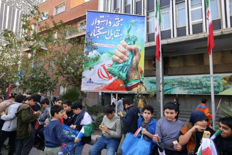 Des enfants lors du rassemblement organisé à Téhéran pour commémorer la prise en 1979 de l'ambassade américaine, le 4 novembre 2025 ( AFP / ATTA KENARE )