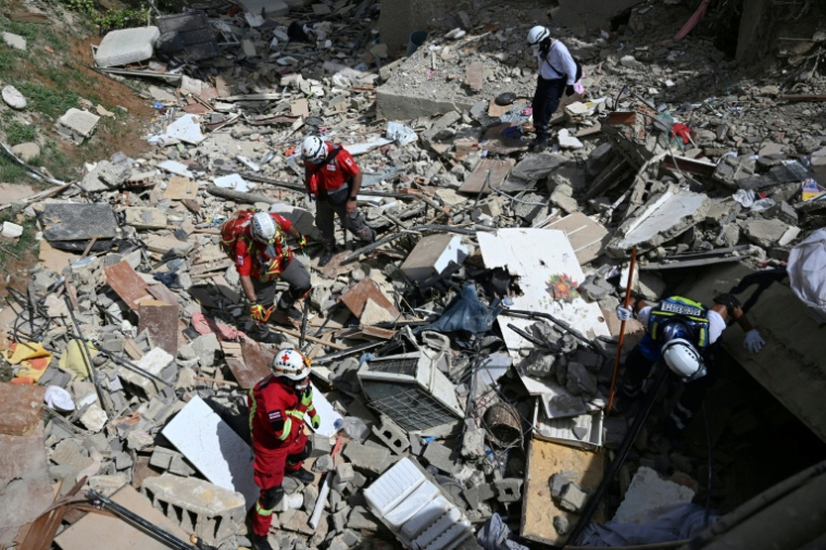Des sauveteurs du Costa Rica cherchent des victimes dans les décombres de bâtiment effondrés à Catia La Mar, dans l'Etat de La Guaira, le 28 juin 2026 au Venezuela ( AFP / Juan BARRETO )