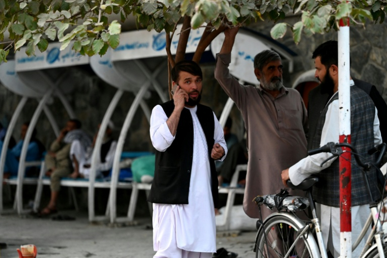 Un Afghan devant un hôpital à Kaboul, le 1er octobre 2025 ( AFP / Wakil KOHSAR )