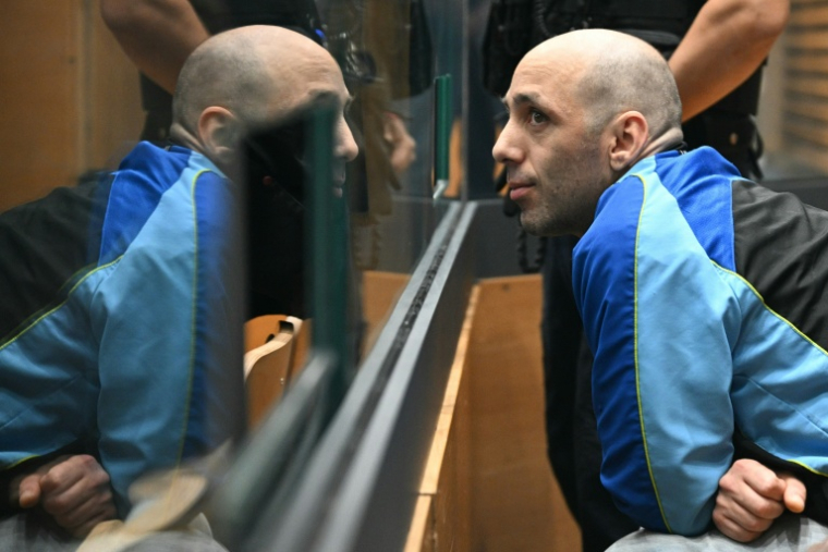 Cédric Jubillar (à droite) assis dans le box des accusés, dans la salle d’audience de la cour d’assises du Tarn à Albi, le 22 septembre 2025 ( AFP / Lionel BONAVENTURE )