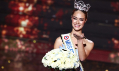 La Miss Tahiti Hinaupoko Devèze envoie un baiser après avoir été élue Miss France 2026 au Zénith d'Amiens, dans la Somme, le 6 décembre 2025 ( AFP / Sameer AL-DOUMY )