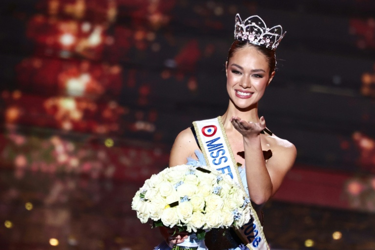 La Miss Tahiti Hinaupoko Devèze envoie un baiser après avoir été élue Miss France 2026 au Zénith d'Amiens, dans la Somme, le 6 décembre 2025 ( AFP / Sameer AL-DOUMY )
