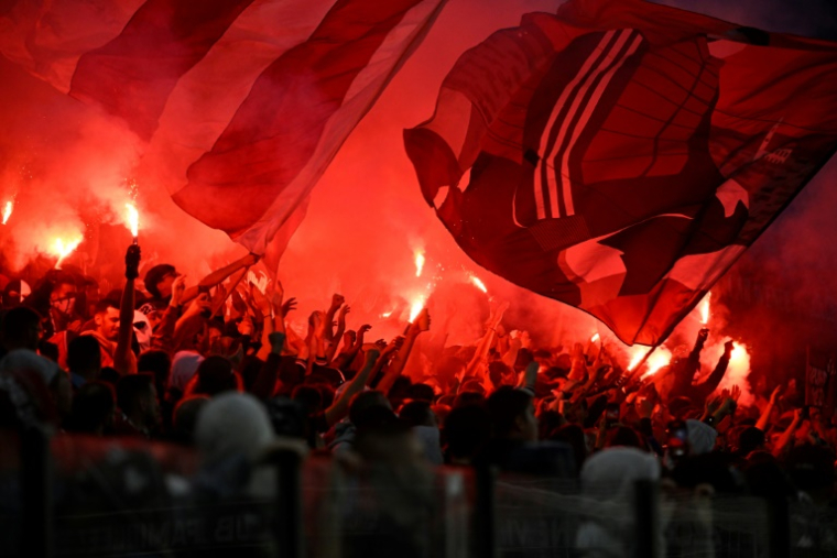 Des supporters de Metz, qui rejoindra la L1 la saison prochaine, avant leur match d'accession à l'élite contre Reims, le 21 mai 2025 à Metz ( AFP / Jean-Christophe VERHAEGEN )