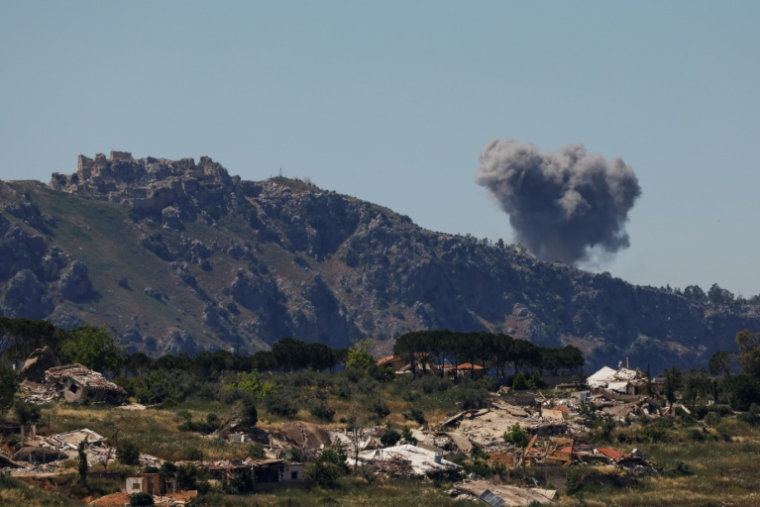 La fumée d'une frappe aérienne israélienne, près du château de Beaufort, dans le sud du Liban, vue depuis une position de l'autre côté de la frontière, en Haute Galilée, dans le nord d'Israël, le 4 juin 2026 ( AFP / Jalaa MAREY )