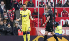 Le roi des cartons rouges frappe encore