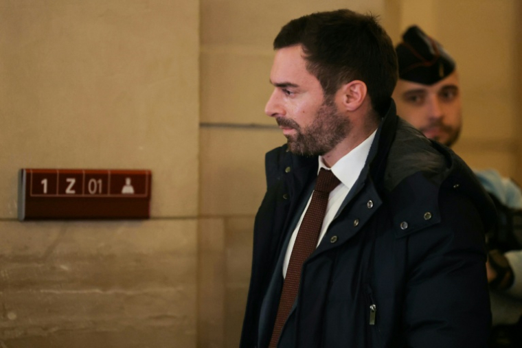 Le député du Rassemblement National (RN), Julien Odoul, quitte la salle d'audience à la fin de la première journée d'audience du procès en appel pour détournement présumé de fonds publics européens, au palais de justice de Paris, le 13 janvier 2026 ( AFP / Thomas SAMSON )