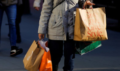 Une femme porte des sacs de courses à New York