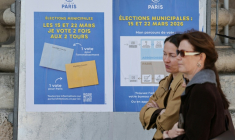 Des affiches expliquent les modalités de scrutin pour les élections municipales à Paris, le 9 mars 2026 ( AFP / Ludovic MARIN )