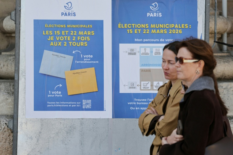 Des affiches expliquent les modalités de scrutin pour les élections municipales à Paris, le 9 mars 2026 ( AFP / Ludovic MARIN )