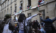 Des manifestants devant les locaux de Sciences Po Paris, le 26 avril 2024. ( AFP / JULIEN DE ROSA )