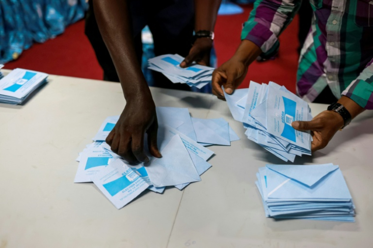 Des bulletins de vote à Yaounde, le 12 octobre 2025 ( AFP / Daniel Beloumou Olomo )