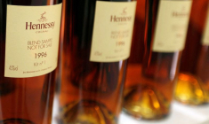 Des bouteilles de cognac dans une usine Hennessy