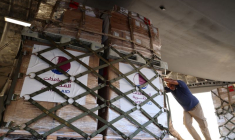 L'aide qatarie est chargée dans un avion cargo à destination du Liban