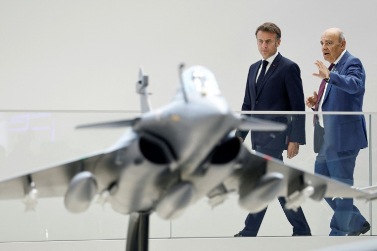 Le PDG de Dassault Aviation Eric Trappier présente au président Emmanuel Macron un modèle de Rafale au salon du Bourget près de Paris, le 20 juin 2025 ( POOL / Benoit Tessier )