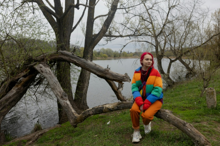 Vladislava Simonova dans un parc de Poltava, en Ukraine, le 19 avril 2026 ( AFP / Tetiana DZHAFAROVA )