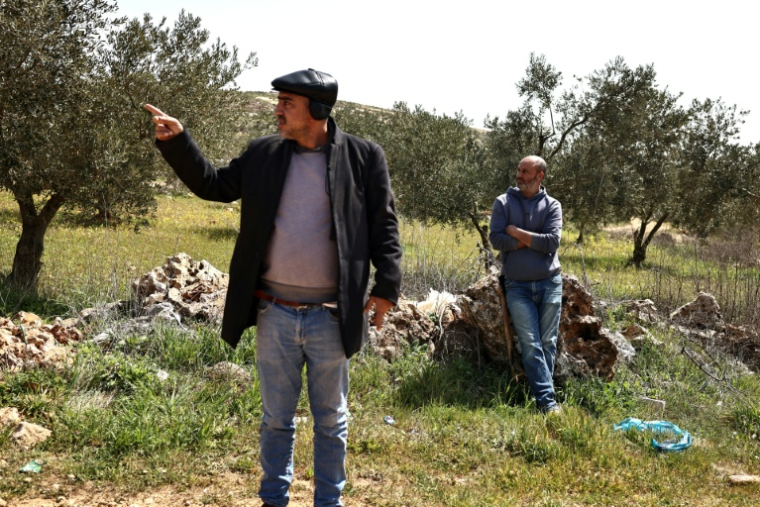 Ibrahim et Abbas Hamayel, témoins d'une attaque de colons israéliens qui a coûté la vie à plusieurs Palestiniens, le 12 mars 2026 près du village de Abou Falah, au nord-est de Ramallah ( AFP / Zain JAAFAR )