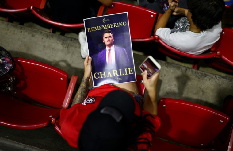 Un portrait de l'influenceur conservateur Charlie Kirk sur un dépliant lors d'une veillée à sa mémoire sur le campus de l'Arizona State University à Tempe, en Arizona, le 15 septembre 2025 ( AFP / CHARLY TRIBALLEAU )