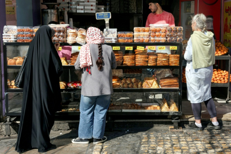 Des Iraniennes achètent des pâtisseries dans une boulangerie de Téhéran, le 21 février 2026 ( AFP / - )
