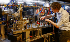 Un étudiant vérifie des lasers au laboratoire de physique quantique expérimentale de l'Université d'Amsterdam le 12 avril 2023 ( AFP / Ludovic MARIN )
