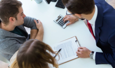 L'intervention d'un notaire dans le cadre d'une succession n'est obligatoire que dans certains cas. Il est ainsi nécessaire de solliciter un notaire si le patrimoine du défunt comporte un bien immobilier, car vous devrez faire établir une attestation de propriété immobilière. (crédit : Fotolia)