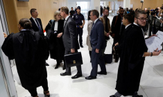 Photo d'avocats et de membres de familles de victimes le jour du procès concernant le crash du Rio-Paris